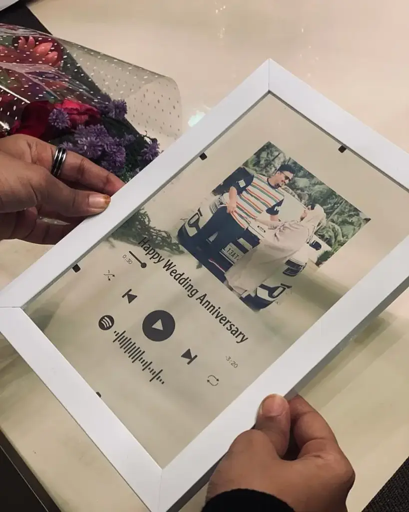 Transparent photo frame