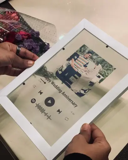 Transparent photo frame
